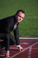 homem de negócios pronto para correr foto