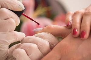 mãos de mulher recebendo uma manicure foto