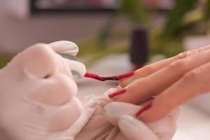 mãos de mulher recebendo uma manicure foto