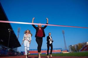 pessoas de negócios correndo na pista de corrida foto