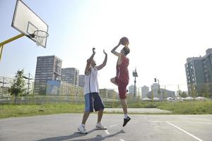 jogo de streetball no início da manhã foto