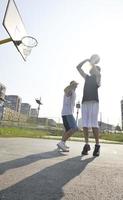 jogo de streetball no início da manhã foto