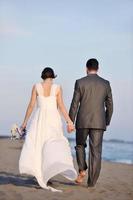 casamento romântico na praia ao pôr do sol foto