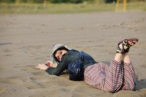 jovem relaxar na praia foto