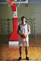 jogador de jogo de bola de basquete no pavilhão desportivo foto