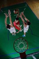 jogador de basquete em ação foto