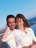 jovem casal na praia se divertir foto