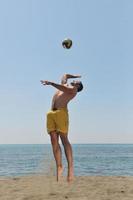 jogador de vôlei de praia masculino foto