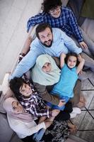 retrato de família muçulmana em casa vista superior foto
