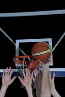 jogador de basquete em ação foto