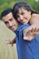 feliz casal jovem tem tempo romântico ao ar livre foto