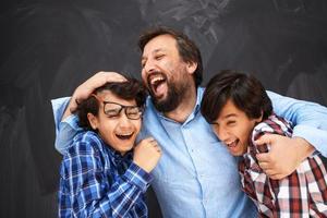 pai feliz abraçando filhos momentos inesquecíveis de alegria familiar na família árabe do oriente médio de raça mista foto