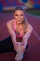 mulher desportiva na pista de corrida atlética foto