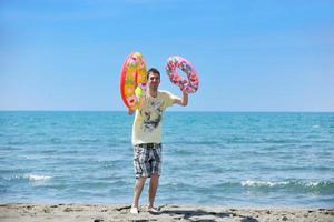 homem relaxar na praia foto