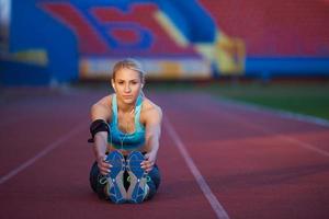 mulher desportiva na pista de corrida atlética foto