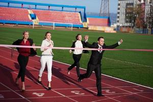 pessoas de negócios correndo na pista de corrida foto