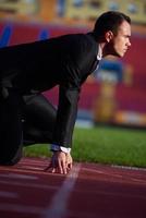 homem de negócios pronto para correr foto