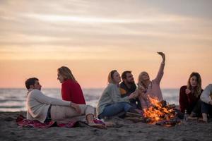 amigos se divertindo na praia em dia de outono foto