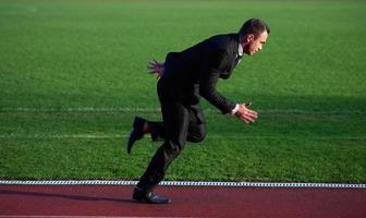 homem de negócios pronto para correr foto