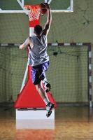 jogador de jogo de bola de basquete no pavilhão desportivo foto