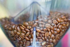 máquina de café expresso de close-up com grãos de café torrados. foto