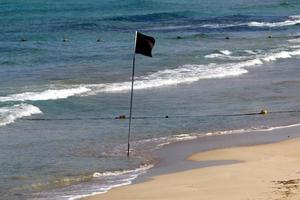 bandeira em um parque da cidade na costa mediterrânea em israel. foto