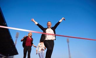 pessoas de negócios correndo na pista de corrida foto