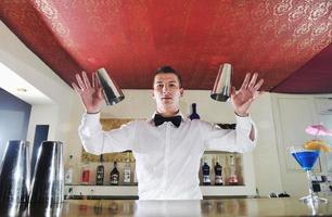 barman profissional prepara bebida de coquetel na festa foto