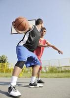 jogo de streetball no início da manhã foto