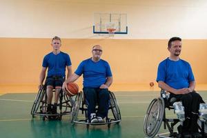 foto do time de basquete de inválidos de guerra com equipamentos esportivos profissionais para pessoas com deficiência na quadra de basquete