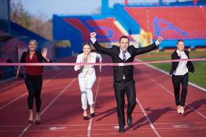 pessoas de negócios correndo na pista de corrida foto