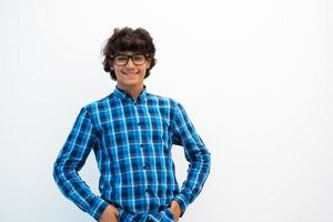 retrato de adolescente árabe de aparência inteligente com óculos usando um chapéu na escola casual parece isolado no espaço da cópia em branco foto