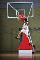 jogador de jogo de bola de basquete no pavilhão desportivo foto