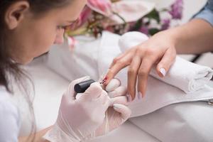 mãos de mulher recebendo uma manicure foto