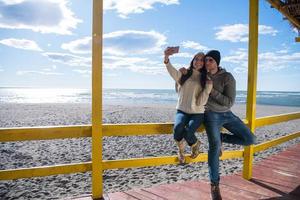 lindo casal tirando foto de selfie