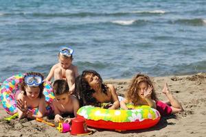 grupo infantil se diverte e brinca com brinquedos de praia foto