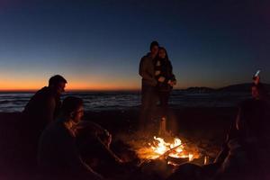 amigos se divertindo na praia em dia de outono foto