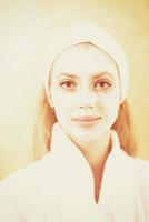 mulher no spa com máscara cosmética foto