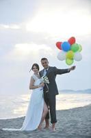 casamento romântico na praia ao pôr do sol foto