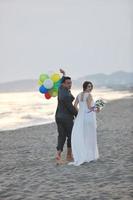 casamento romântico na praia ao pôr do sol foto