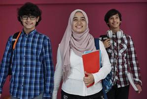 grupo de adolescentes árabes foto