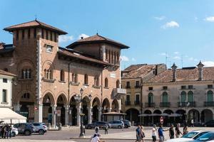 montagnana, itália - 30 de maio de 2021 - passeando dentro da cidade de montagnana, na província de pádua, itália, durante um dia ensolarado. tem belas muralhas e faz parte das mais belas aldeias da itália foto