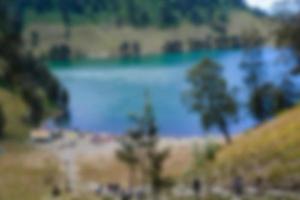 visão turva do lago ranu kumbolo, montanha semeru. bokeh de fundo no verão, conceito de natureza verde foto