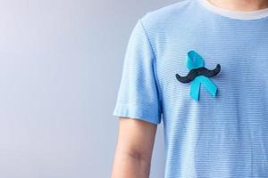 novembro mês de conscientização do câncer de próstata, fita azul com bigode para apoiar pessoas vivas e doentes. cuidados de saúde, homens internacionais, pai e conceito de dia mundial do câncer foto