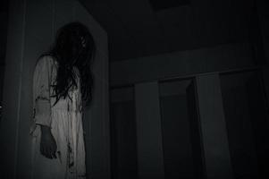 retrato de mulher asiática maquia fantasma, cena de terror assustadora para fundo, conceito de festival de halloween, cartaz de filmes de fantasmas foto