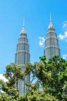 Kuala Lumpur, Malásia, 21 de fevereiro de 2020 Torres Gêmeas Petronas contra o céu azul. foto