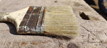 escova velha com cerdas surradas em madeira longa foto