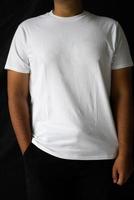 os homens usam camisetas simples para modelos de maquetes. camiseta em branco para design frontal foto