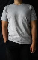 os homens usam camisetas simples para modelos de maquetes. camiseta em branco para design frontal foto