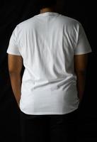 os homens usam camisetas simples para modelos de maquetes. camiseta em branco para design do verso foto